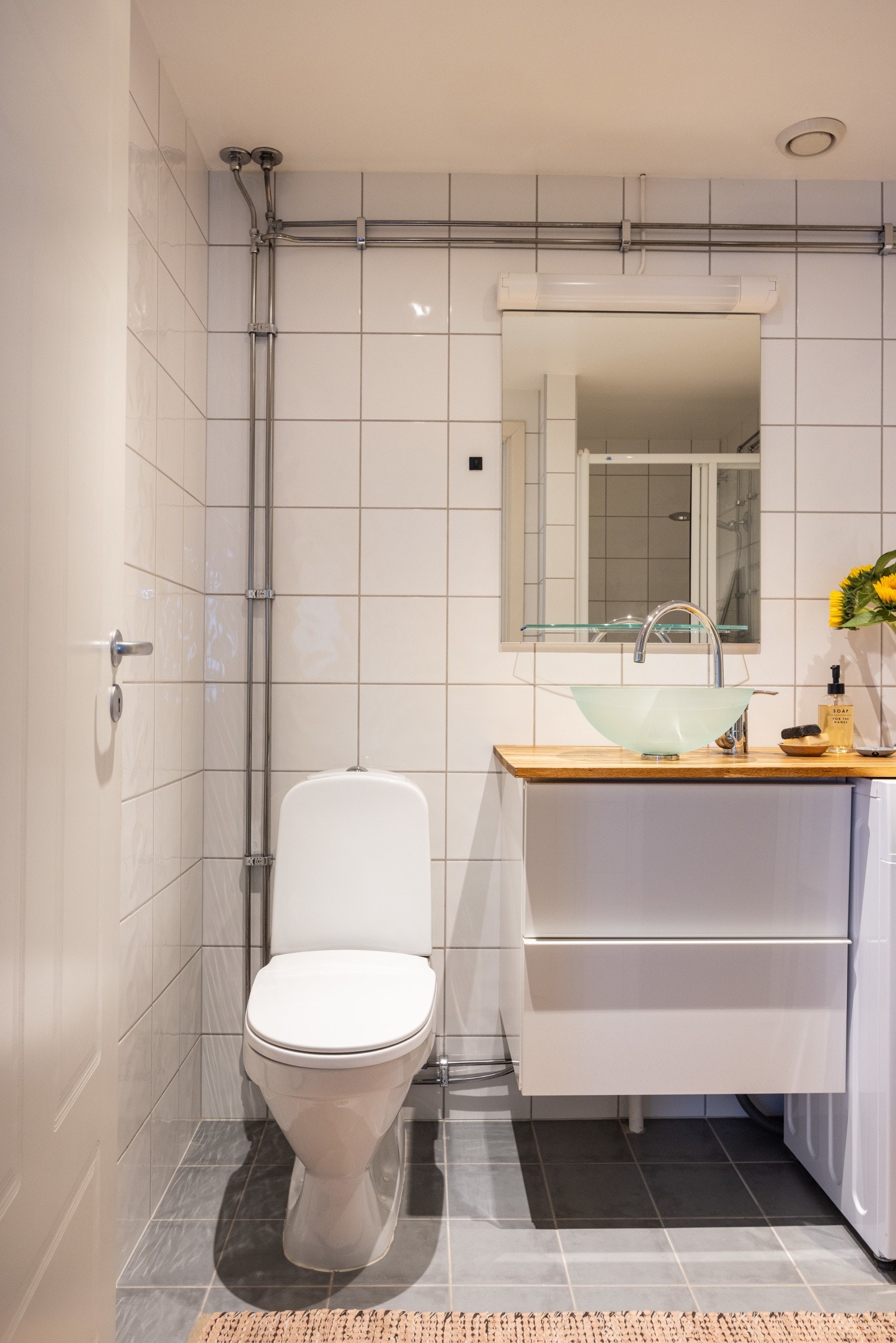 Varme i gulv, downlights i himling og opplegg for vaskemaskin. Galleribilde
