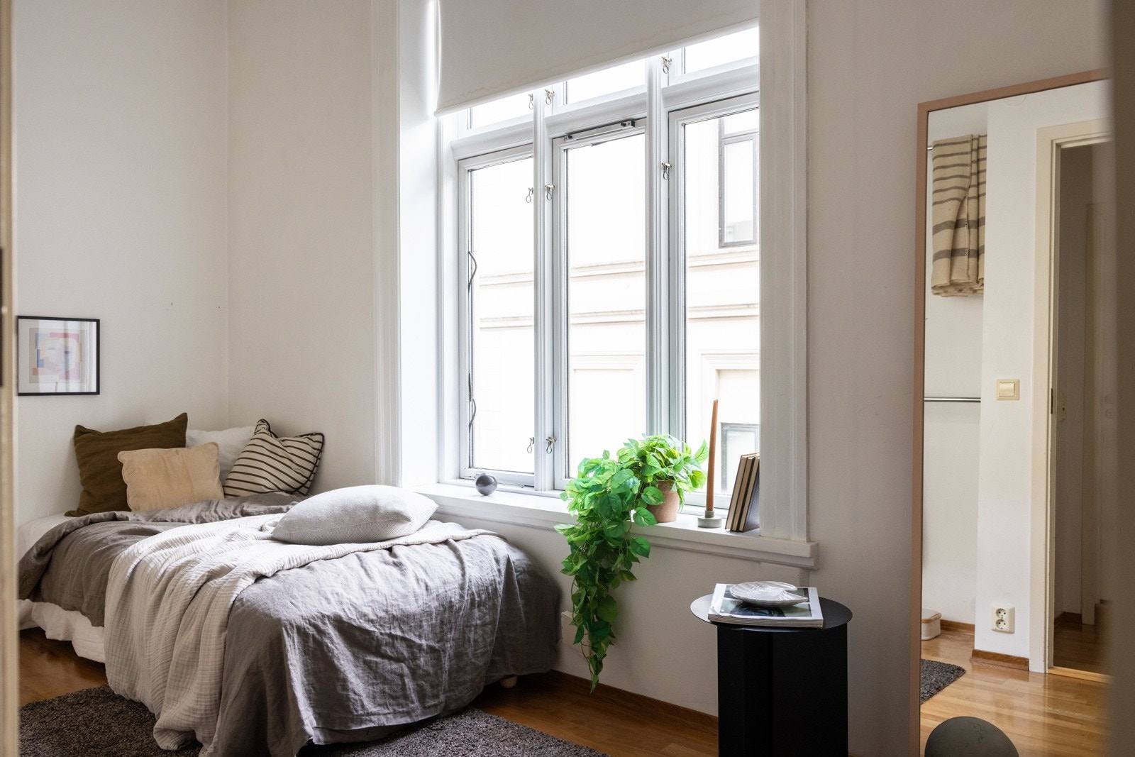 Soverommet er av god størrelse med plass til dobbeltseng, nattbord og kommode. Galleribilde