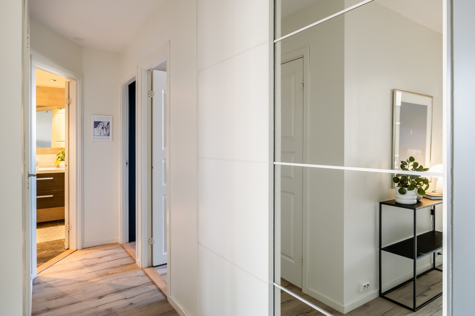 Garderobe i gang. Galleribilde