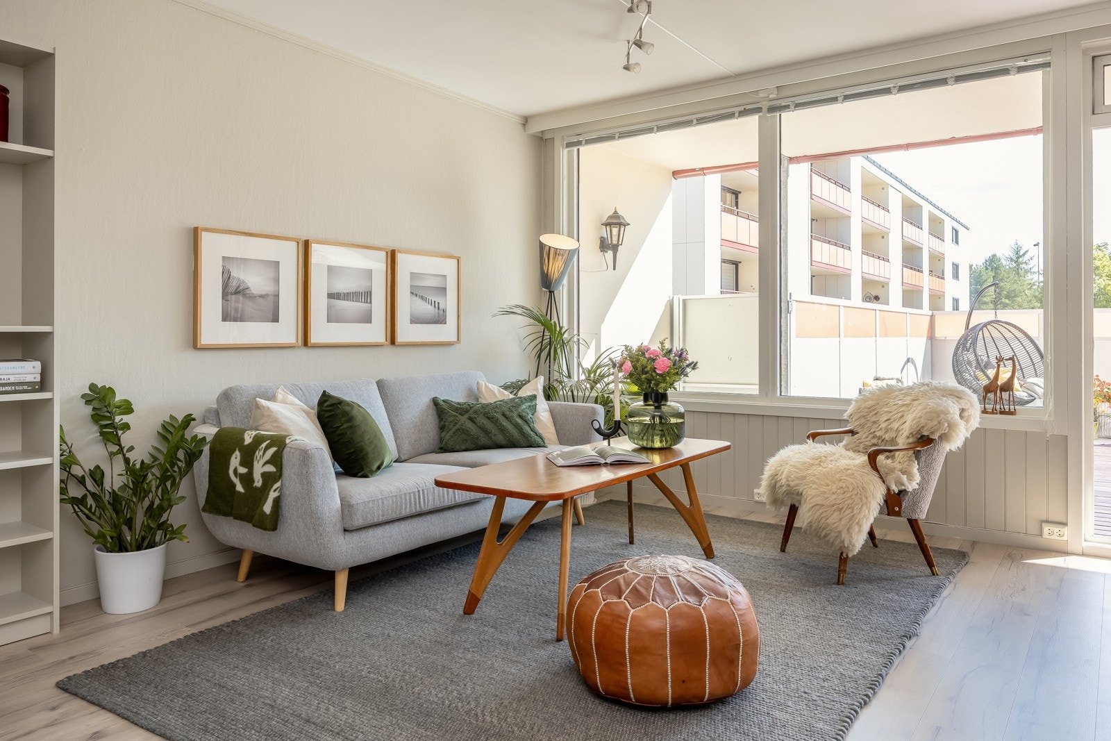 Store vindusflater som dekker nesten hele veggen på stue, spisestue og kjøkken. Galleribilde
