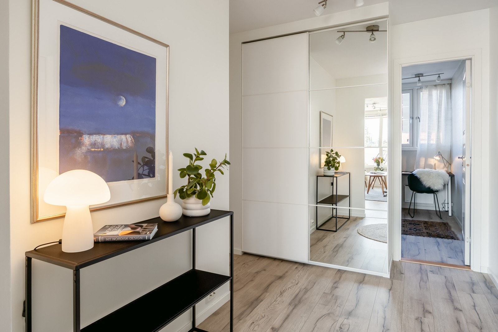 Gangen er praktisk innredet med garderobe. Galleribilde