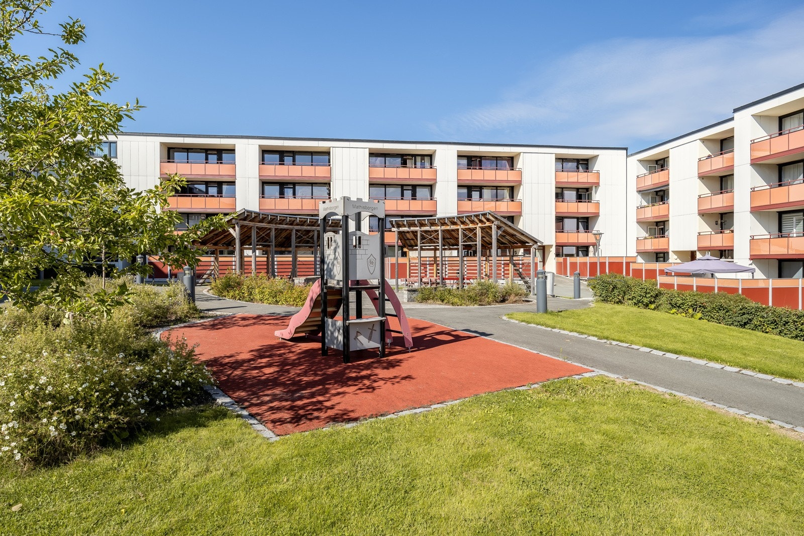 Lekeplass inne i tunet. Galleribilde