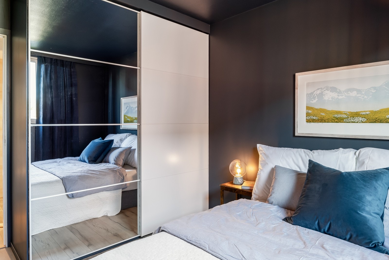 Hovedosverommet er utstyrt med skyvedørsgarderobe. Galleribilde