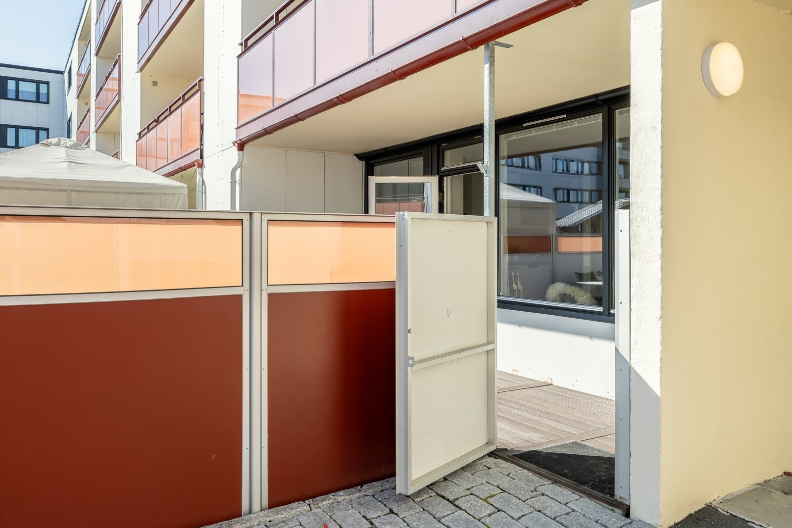 Man har egen dør fra terrassen slik at man kommer ut til fellesarealene til borettslaget. Galleribilde