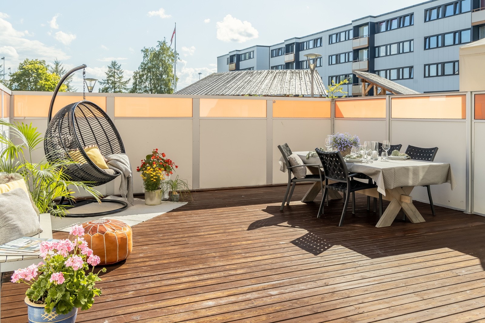 Unikt for leiligheten er den store og skjermede terrassen. Galleribilde
