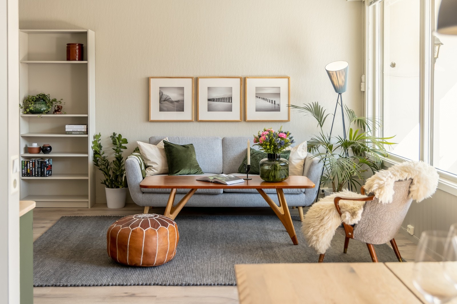 Flott stue med plass til stor sofa og spisebord. Galleribilde
