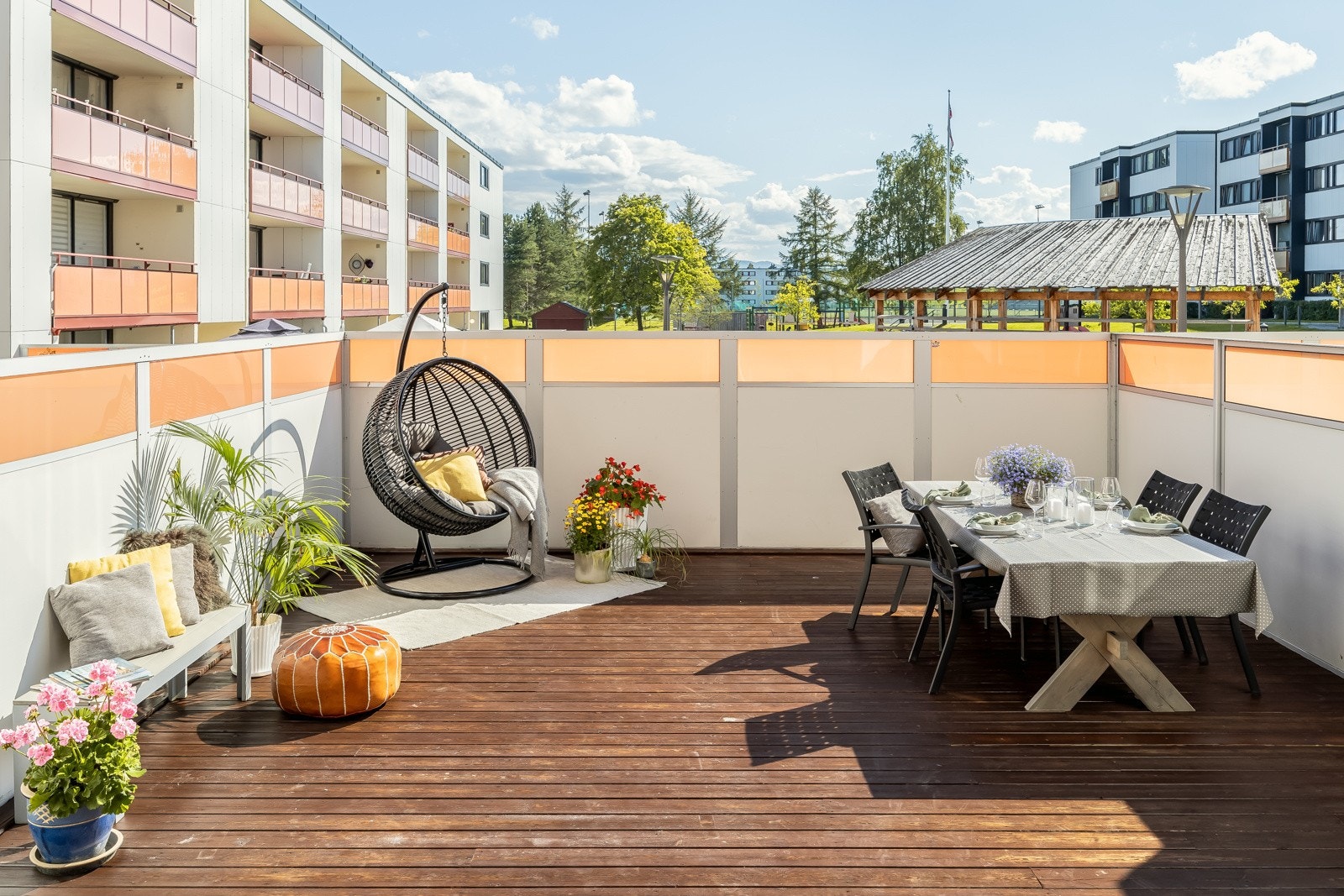 Stor terrasse på 42kvm med solgang fra ca. kl. 14-20, sommerstid. Galleribilde