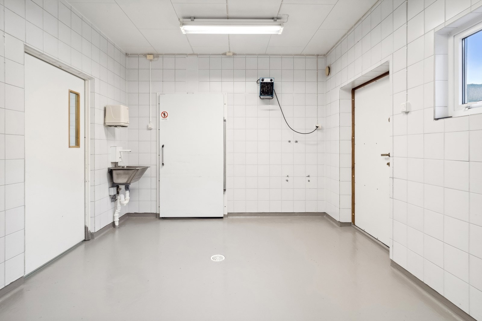 Tidligere oppdelingsrom med egen inngang/varemottak. Adkomst til produksjonslokale og tidligere kjølerom. Galleribilde