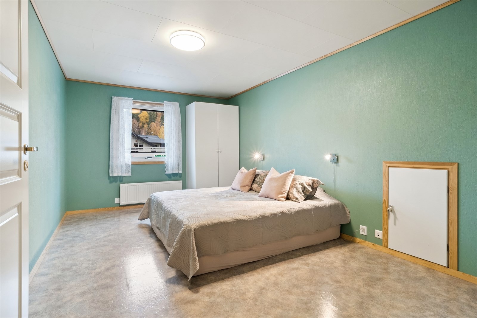 Begge soverom har garderobeløsninger, og det er fra dette soverommet luke inn til romslig lagerloft Galleribilde