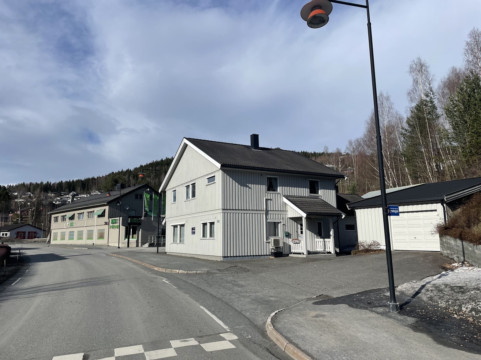Eiendommen har sentral og fin beliggenhet i Tretten sentrum. Galleribilde