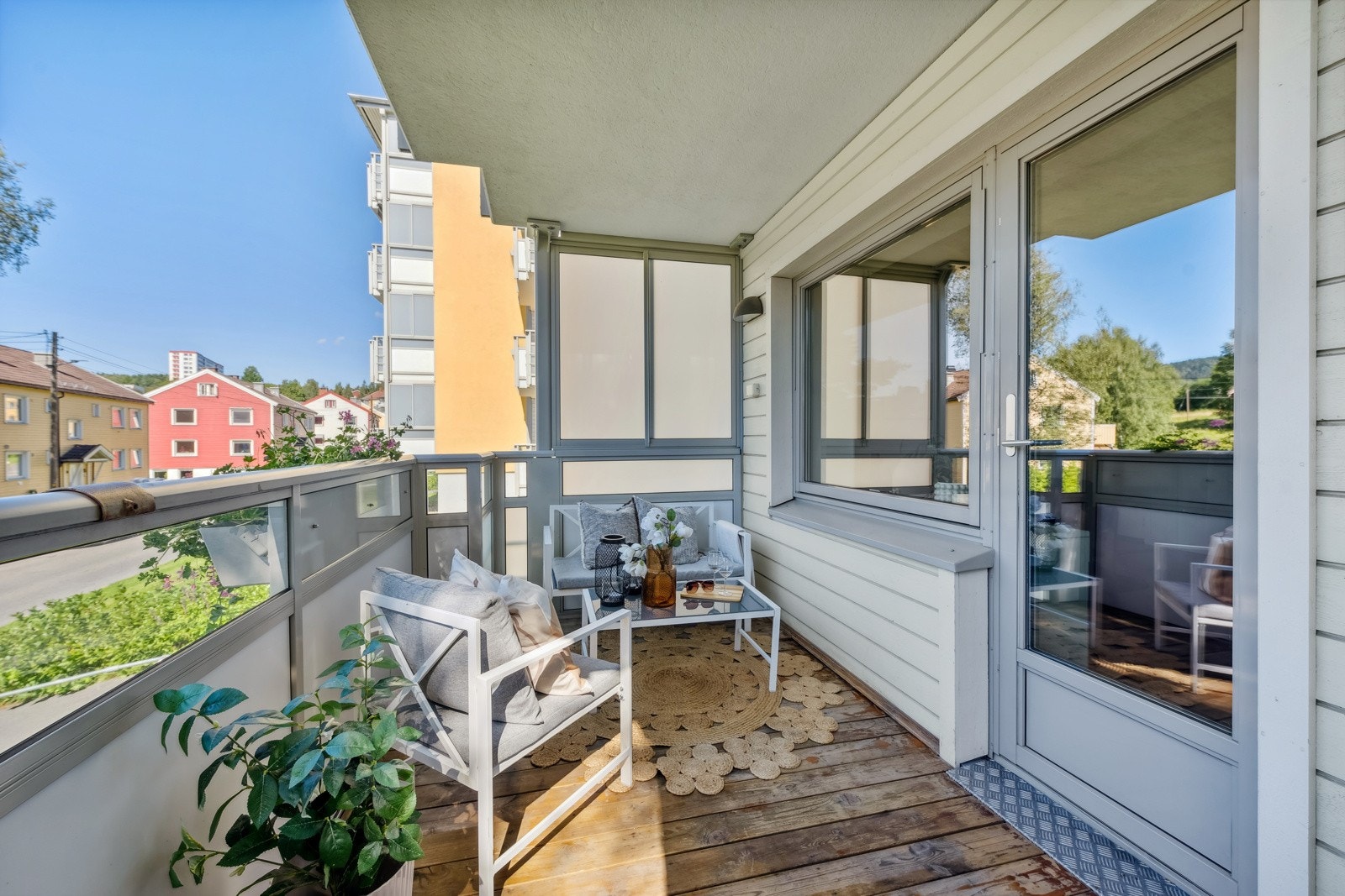 Her kan man virkelig nyte varme og late sommerdager. Det er el-uttak på balkongen for grill. Galleribilde