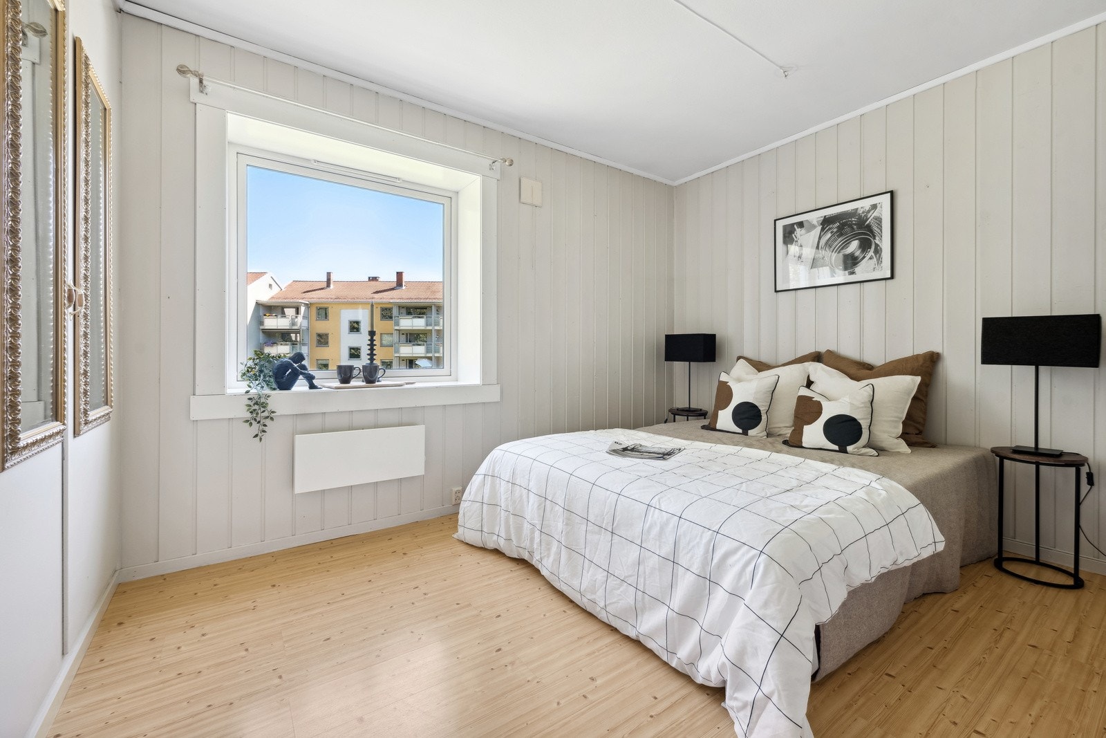 Romslig hovedsoverom med god plass til stor seng. Galleribilde