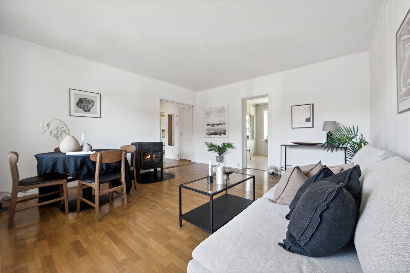 Det er god plass i stuen til både spise- og sofagruppe. Galleribilde