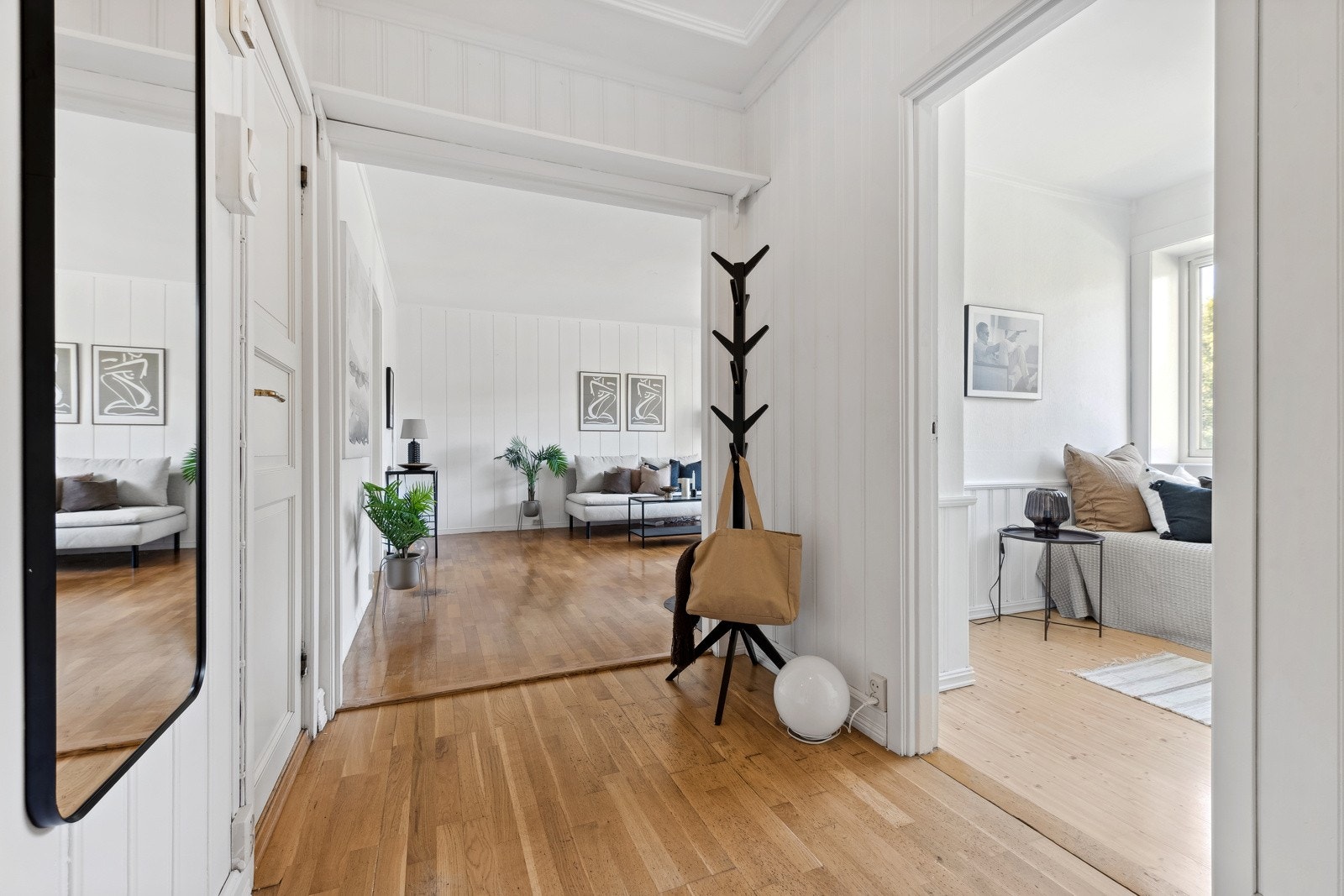 Lys entre med åpen løsning til stue, plass til garderobeskap. Galleribilde