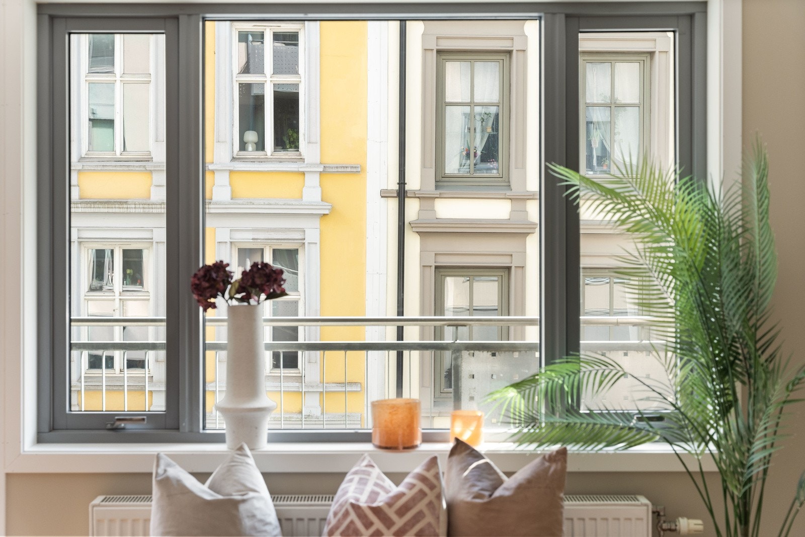 Store vindusoverflater gir rikelig med naturlig lysinnslipp. Galleribilde
