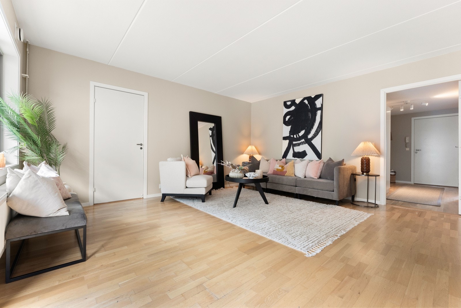 Stuens størrelse gir gode innredningsmuligheter for sofagruppe og oppbevaringsmøbler. Galleribilde