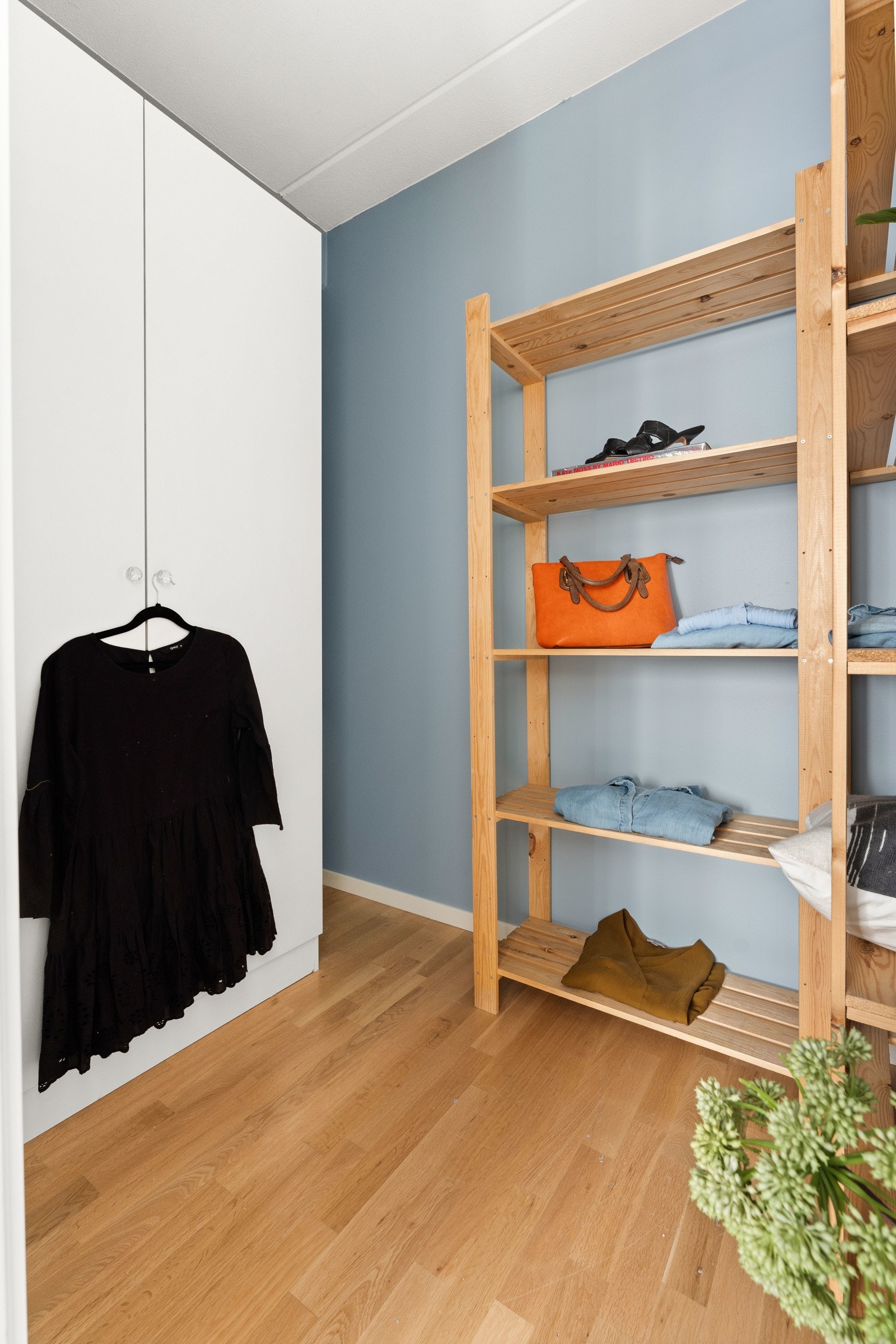Walk-in-closet på soverommet gir rikelig med oppbevaring. Galleribilde
