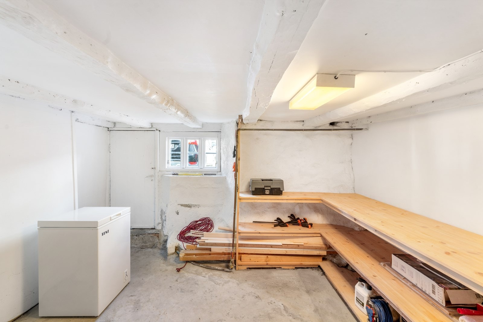 Kjelleren er brukt som verksted og med mye lagringsplass Galleribilde