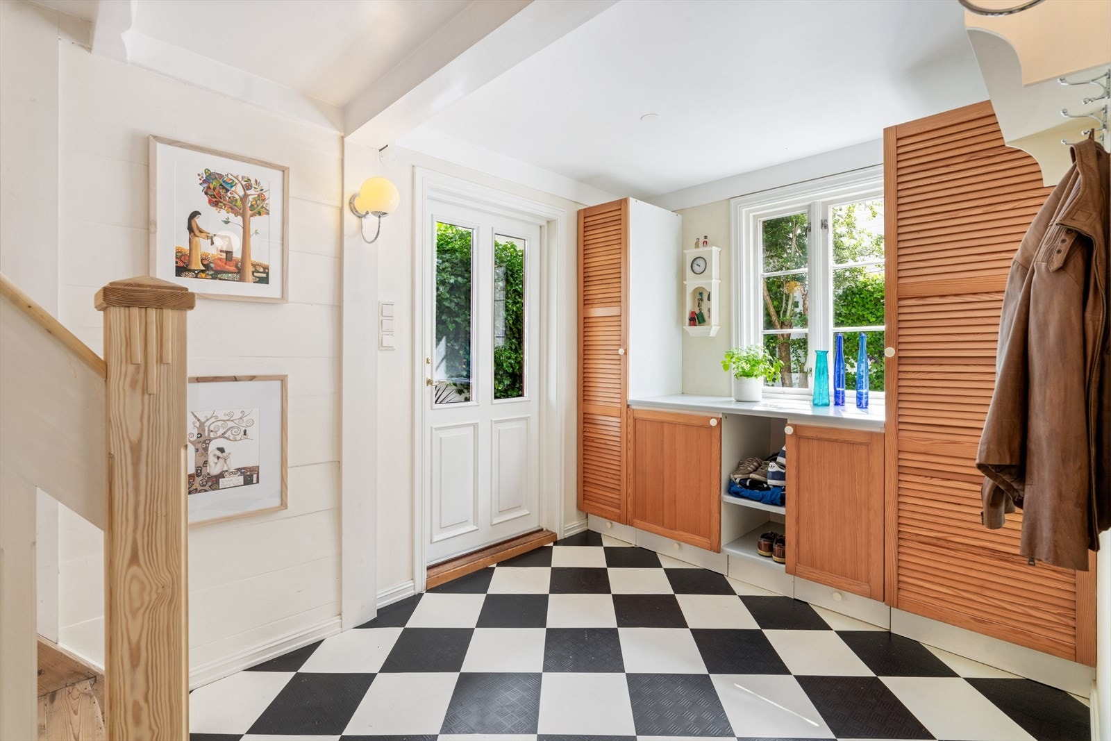 Stedbygd garderobe. Galleribilde