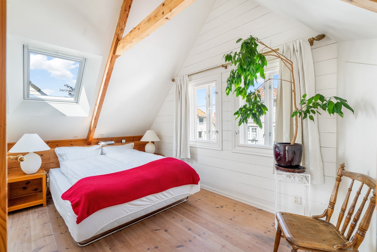 Lunt soverom med tilgang til lagringsplass bak sengegavlen. Galleribilde