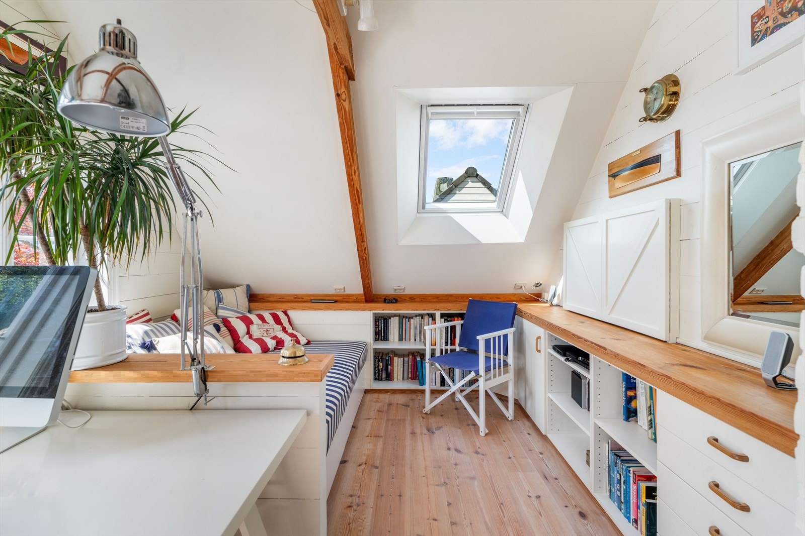 Hele etasjen har stedsbygd oppbevaring, inklusiv rom under sofaen og tilgang til rom under skråtaket. Galleribilde