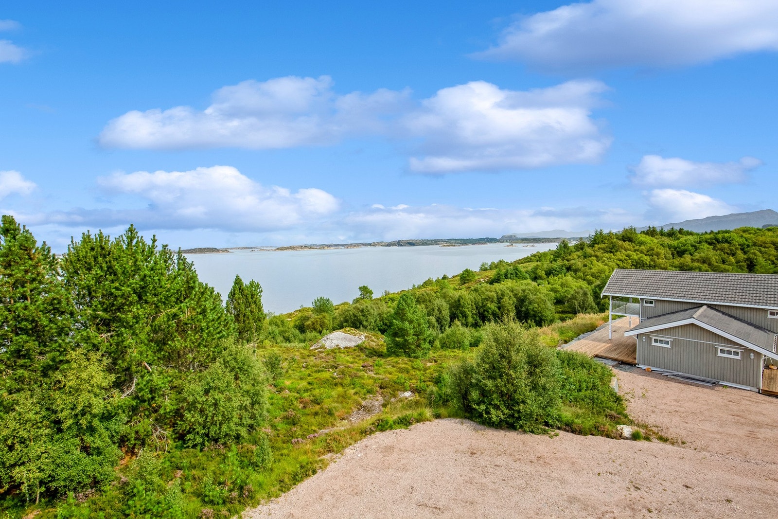 Nydelig utsikt fra tomten! Galleribilde