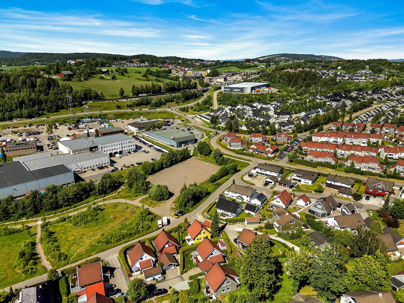 Fra boligen er det nærhet til alt man trenger av fasiliteter og servicetilbud. Galleribilde