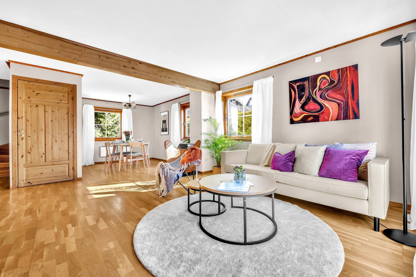 Her er det plass til både sofa og spisebord. Galleribilde