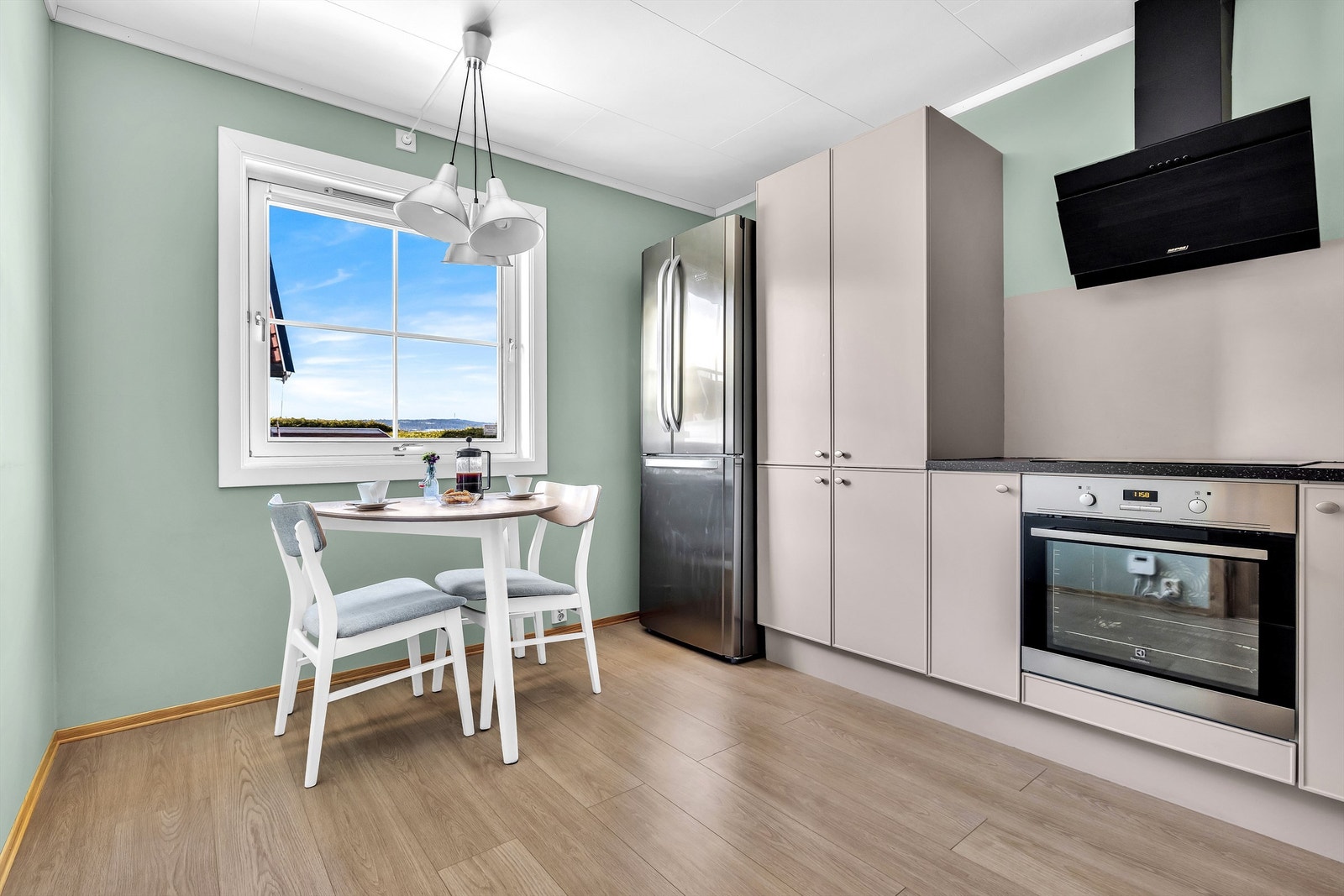 Innredningen har malte fronter og laminert benkeplate i sort. Galleribilde