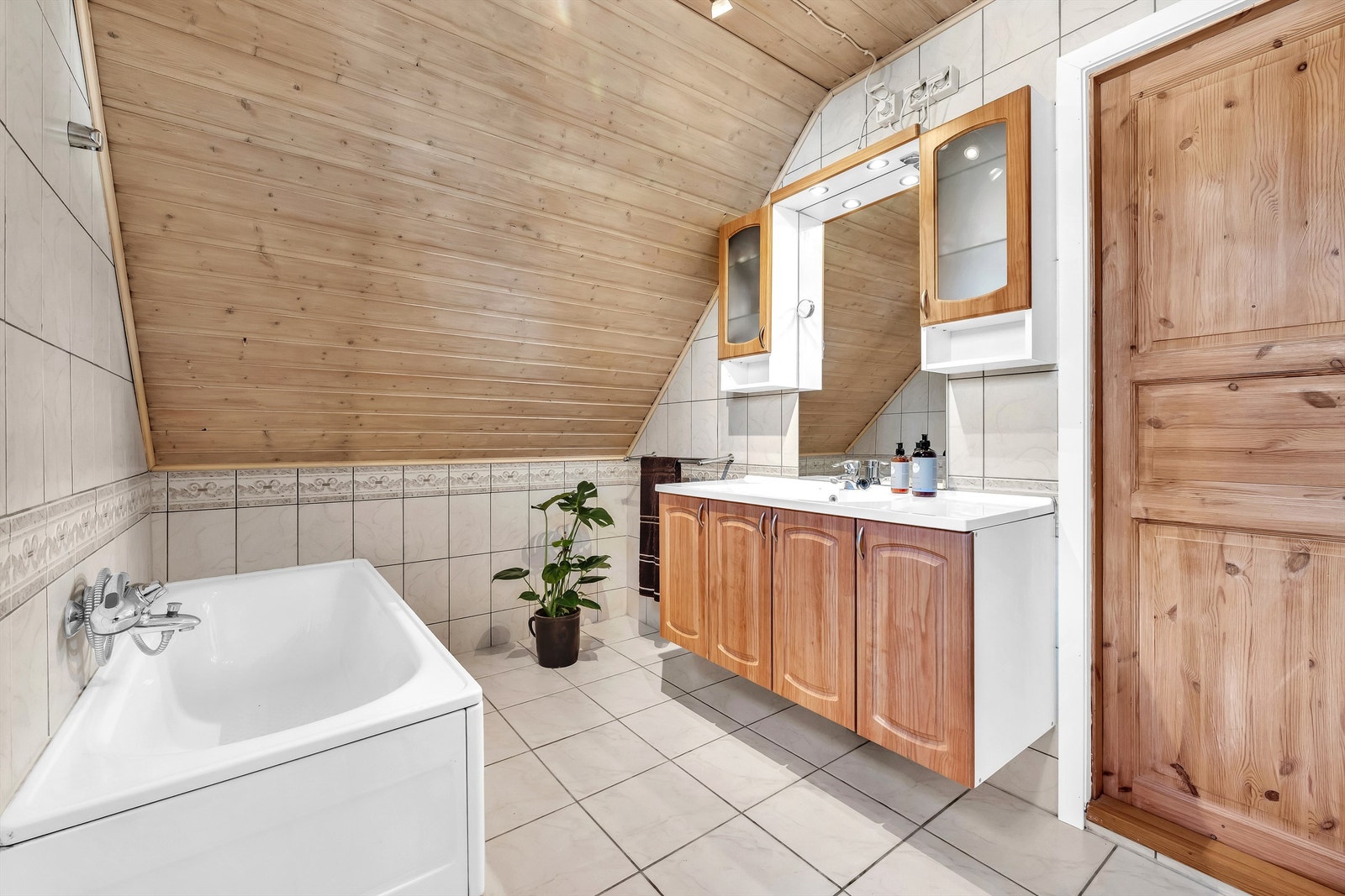Badet i 2. etasje ble fornyet i 2004. Rommet innehar gulvvarme, servantskap og badekar. Galleribilde