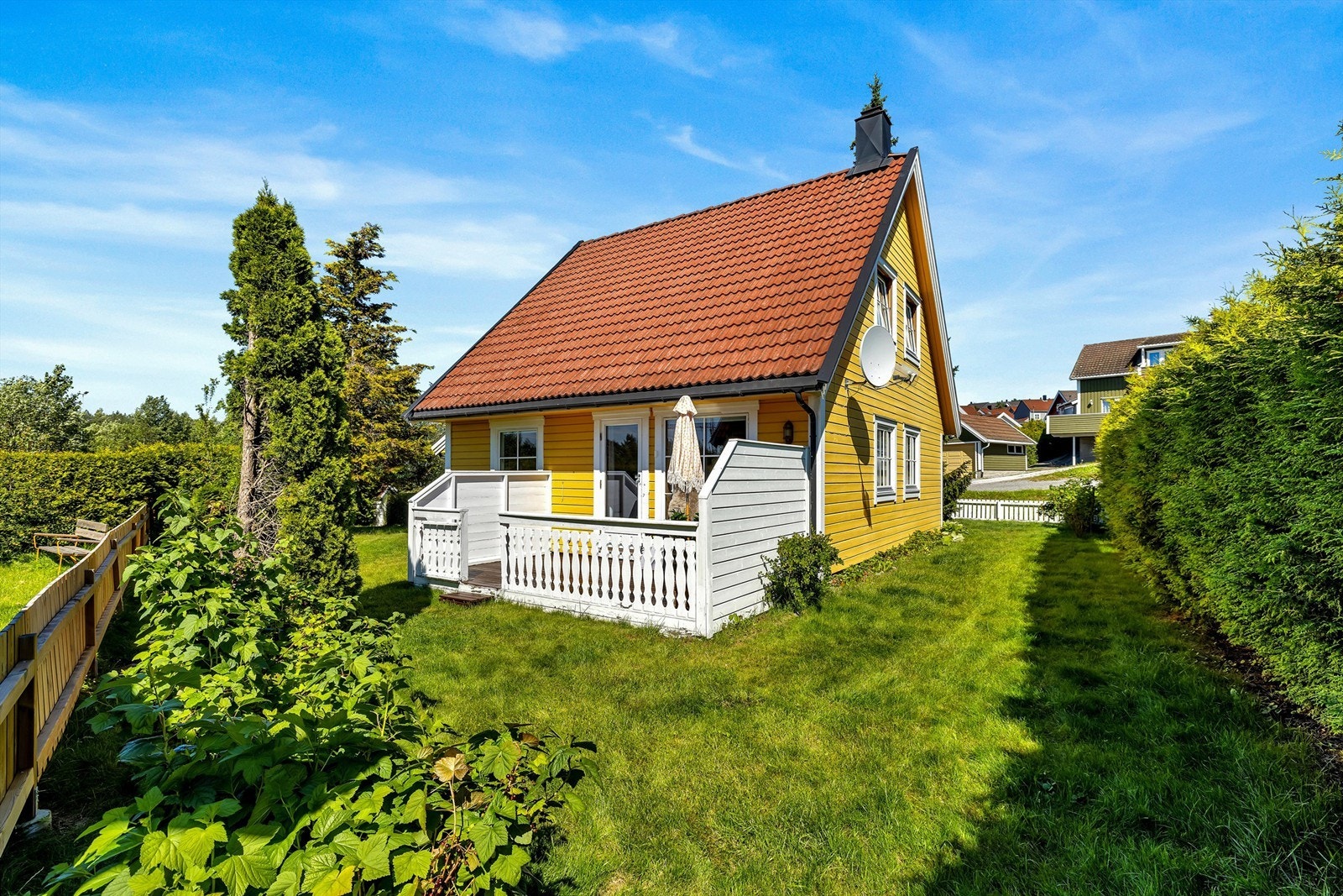 Boligen har en koselig og barnevennlig hage med gode solforhold. Galleribilde