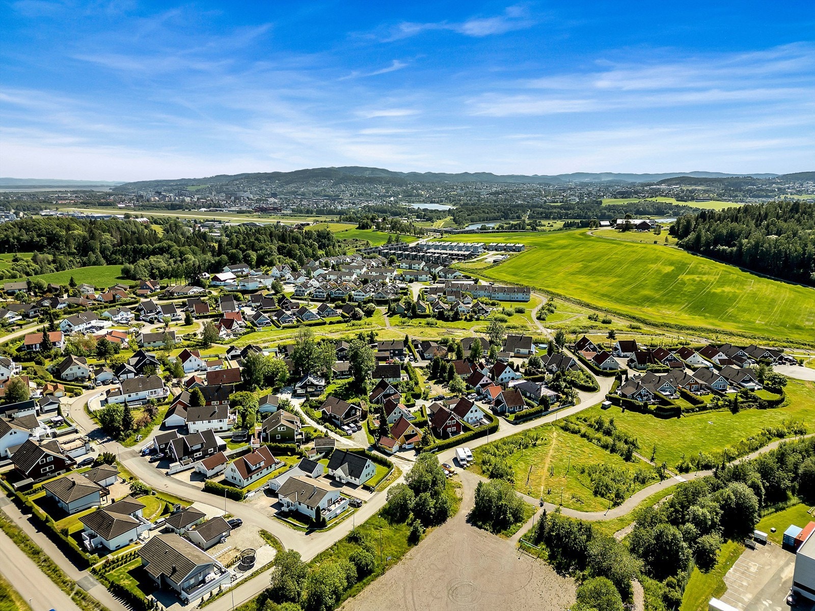 Eiendommen har en flott beliggenhet i et barnevennlig og populært boligområde. Galleribilde