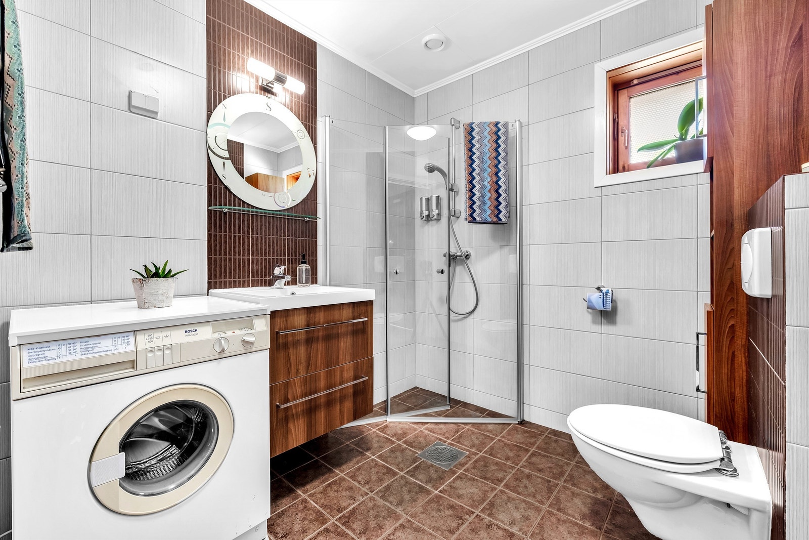 Badet i 1. etasje ble fornyet i 2010. Det er gulvvarme, veggmontert toalett, dusjhjørne og opplegg for vaskemaskin. Galleribilde