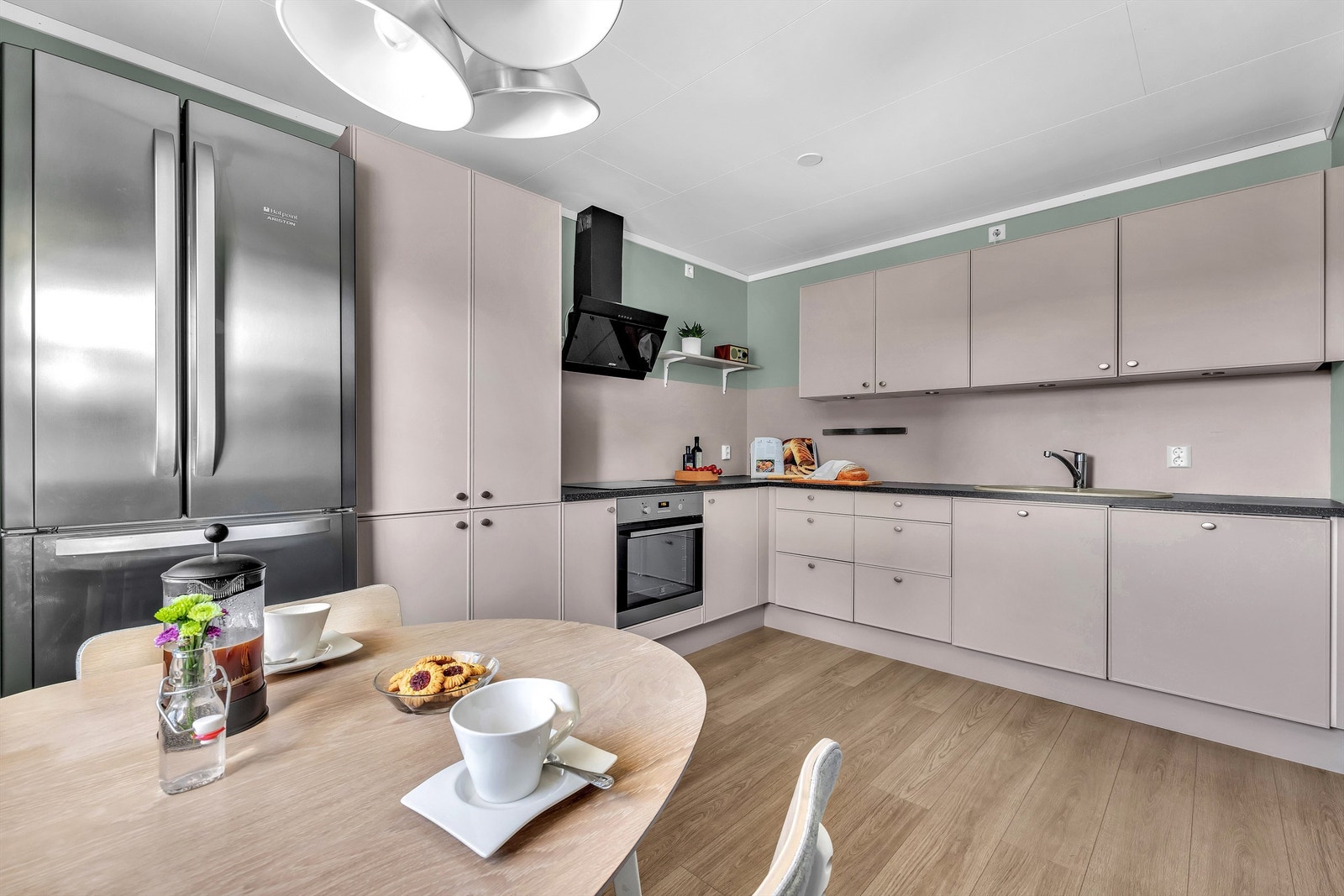 Oppvaskmaskin og stekeovn er integrert i innredningen, mens kjøleskap med fryserdel er frittstående i hjørnet. Galleribilde