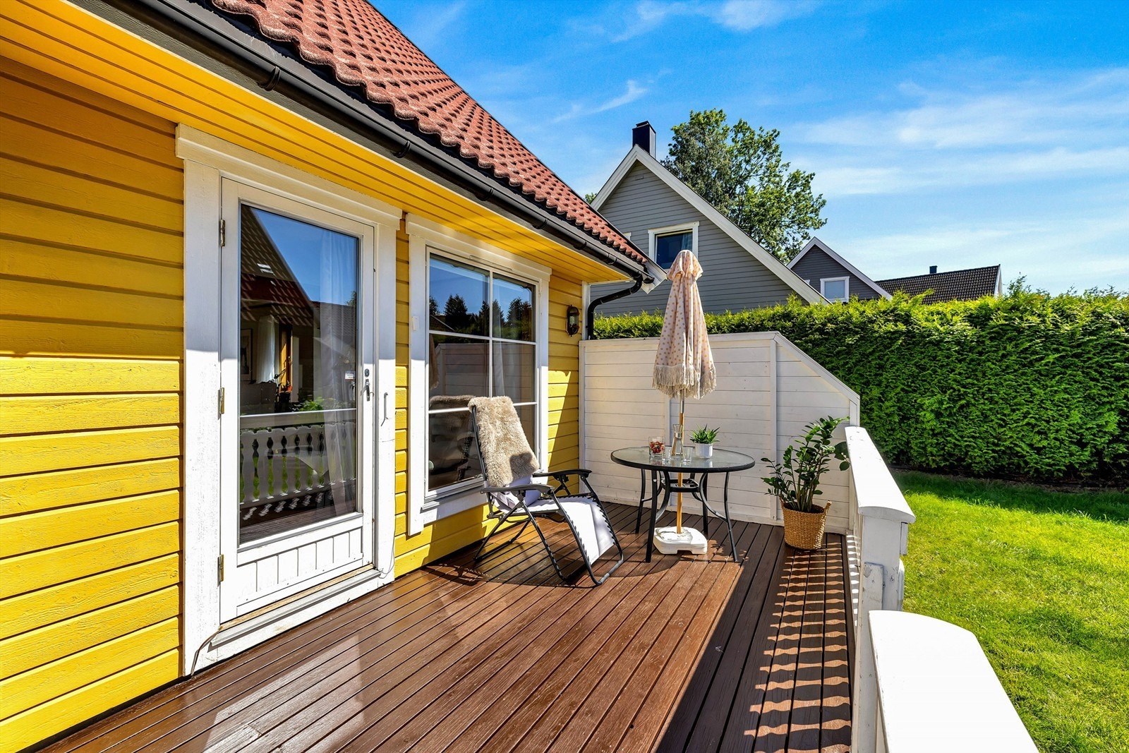 Sydvestvendt terrasse på 11 m², med direkte tilgang til hagen. Galleribilde
