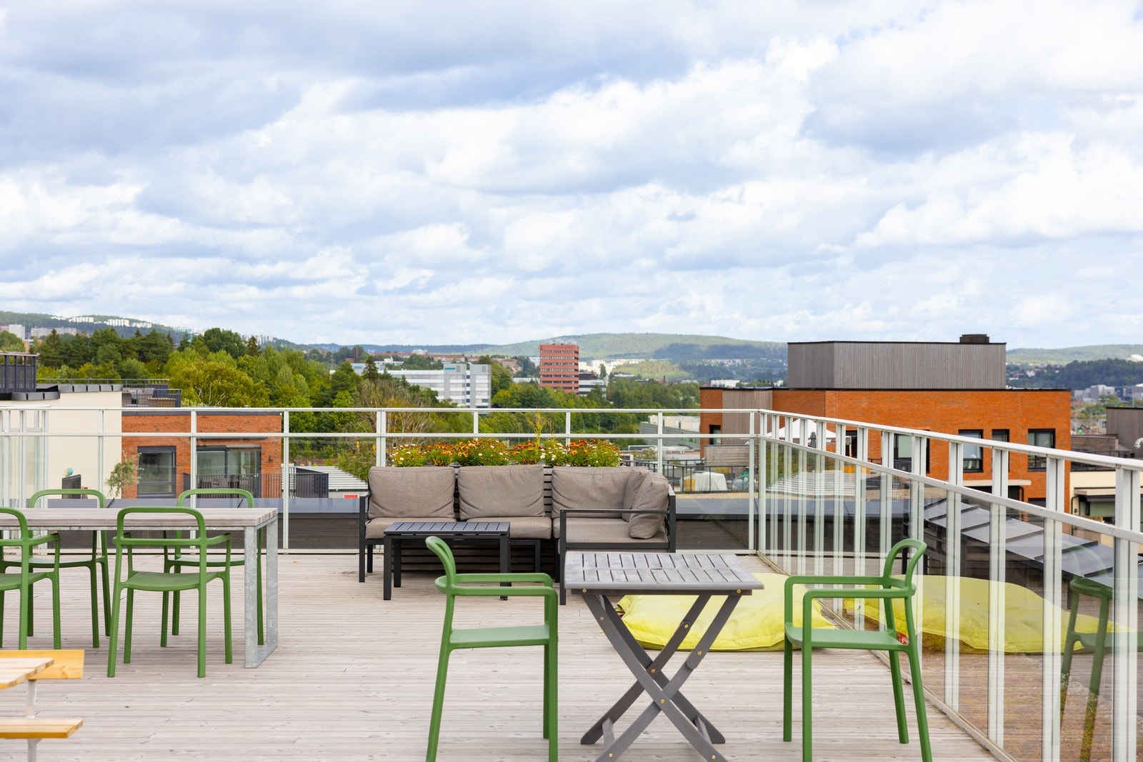 Her er det flere sitteplasser, solsenger og pergola som kan benyttes. Galleribilde