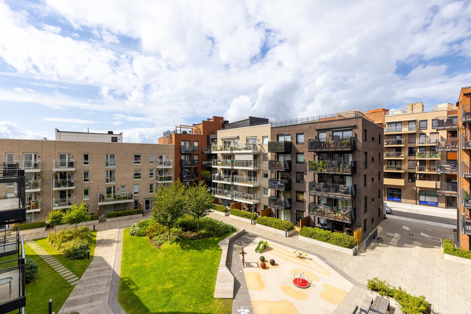 Fra leiligheten er det hyggelig utsyn over borettslaget sitt fellesområde. Galleribilde