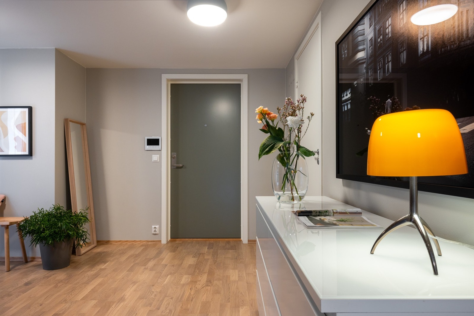 I entreen er det er god plass til knaggoppheng, kommode, speil mm. Galleribilde