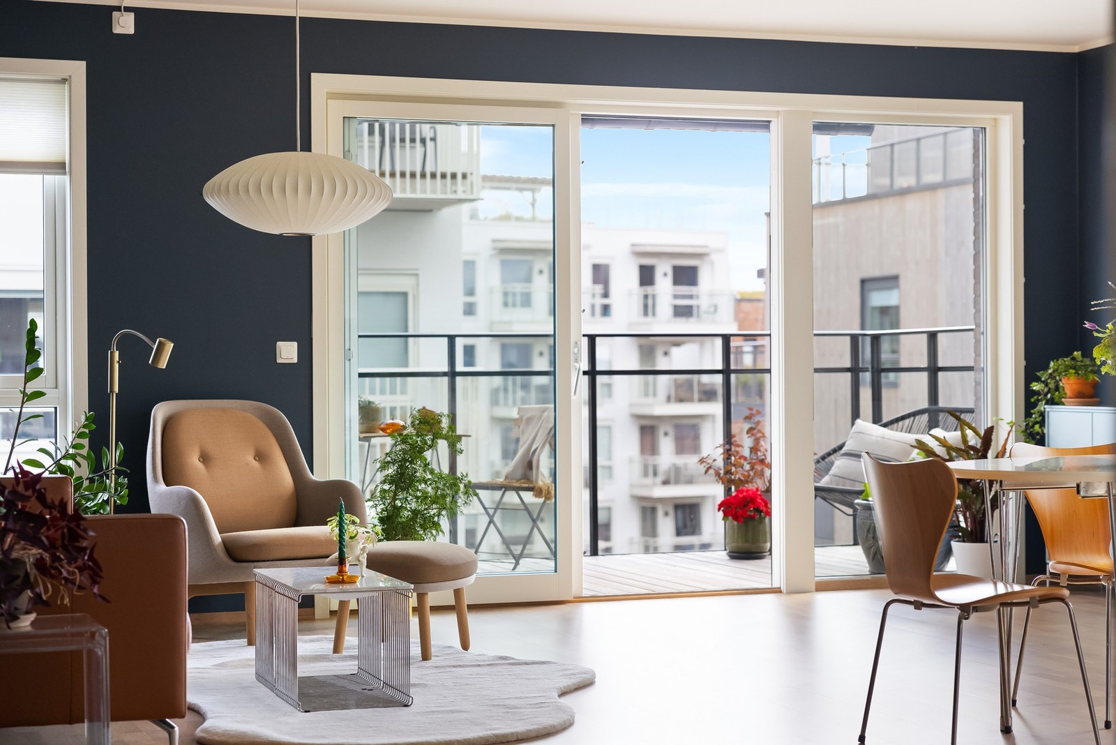 Fra stuen er det utgang til stor, solrik balkong via skyvedør med store vindusflater. Galleribilde
