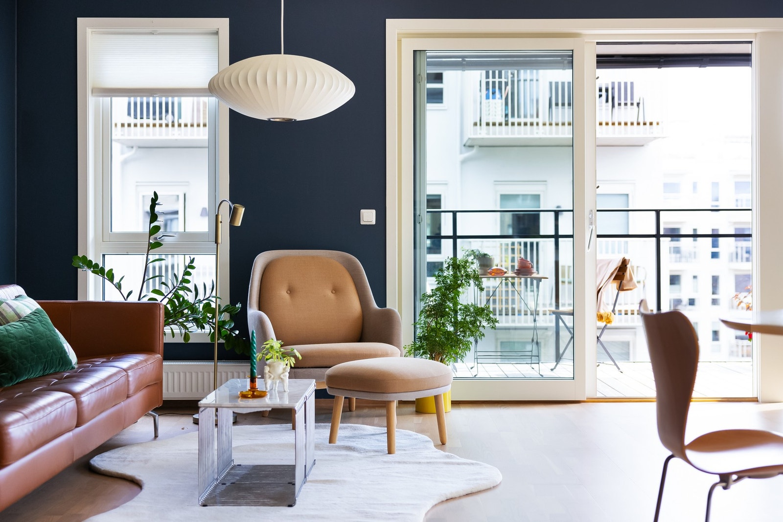 Videre inn til boligens oppholdsrom. Galleribilde
