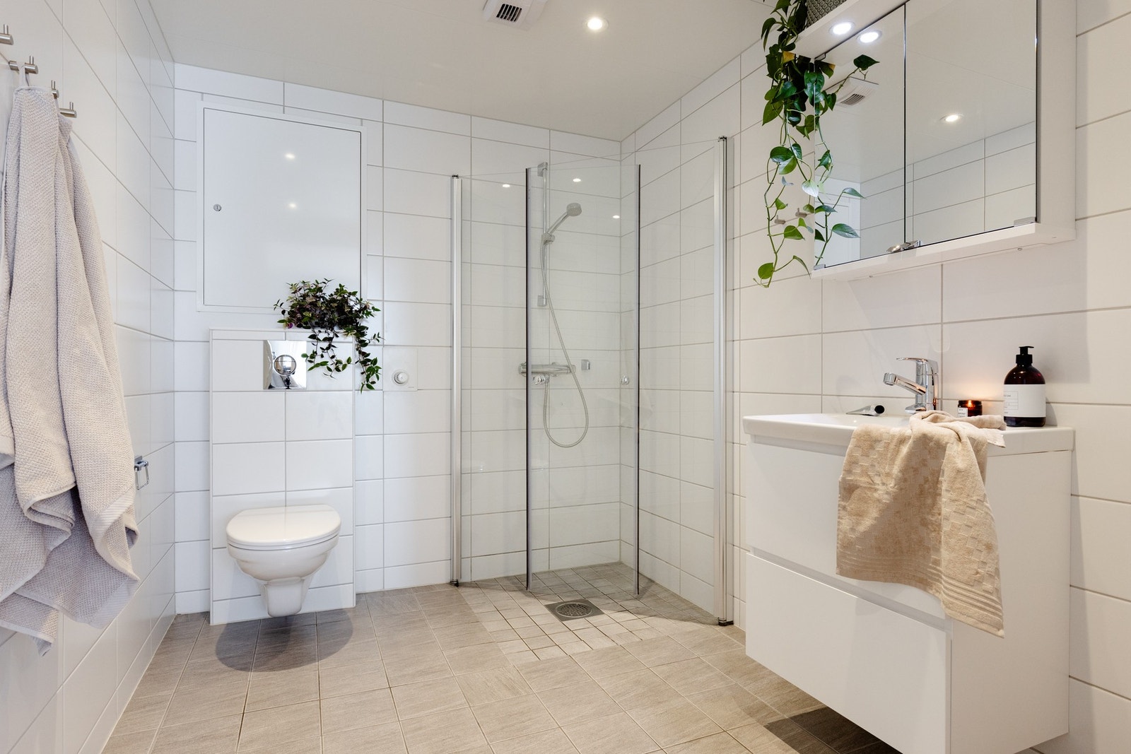 I likhet med det andre badet er det her også opplegg for vaskemaskin. Galleribilde