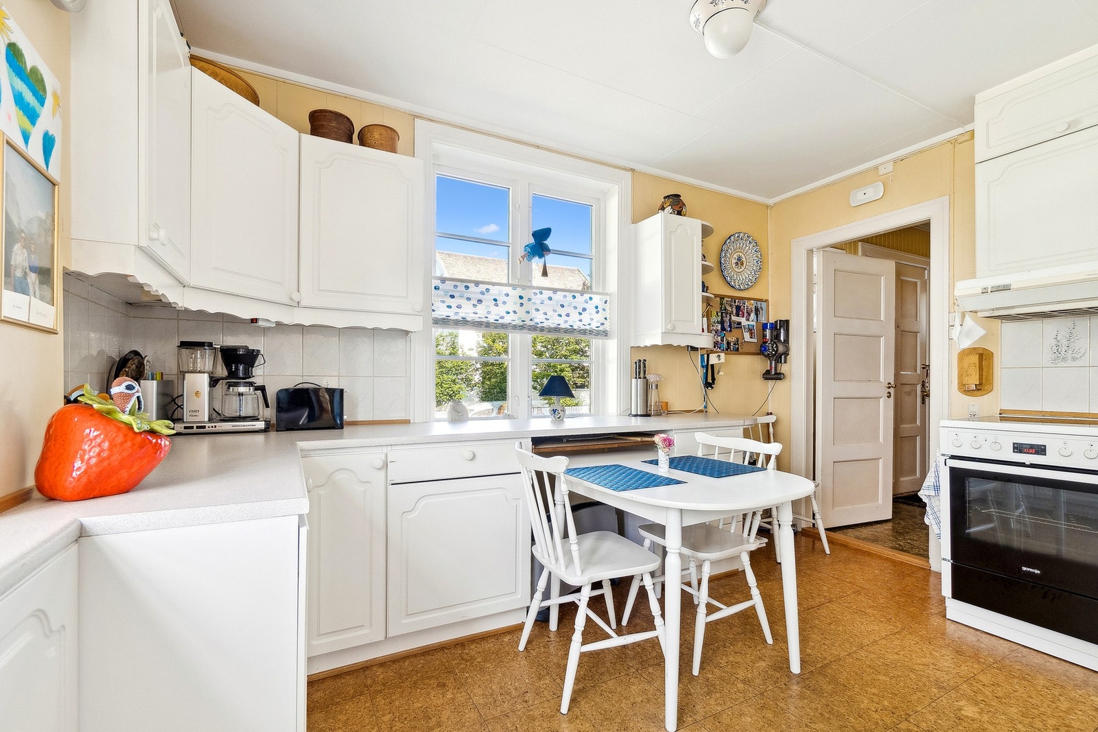 Kjøkken med god plass - selv om kjøkkeninnredning er gammel er den fortsatt fult fungerende Galleribilde