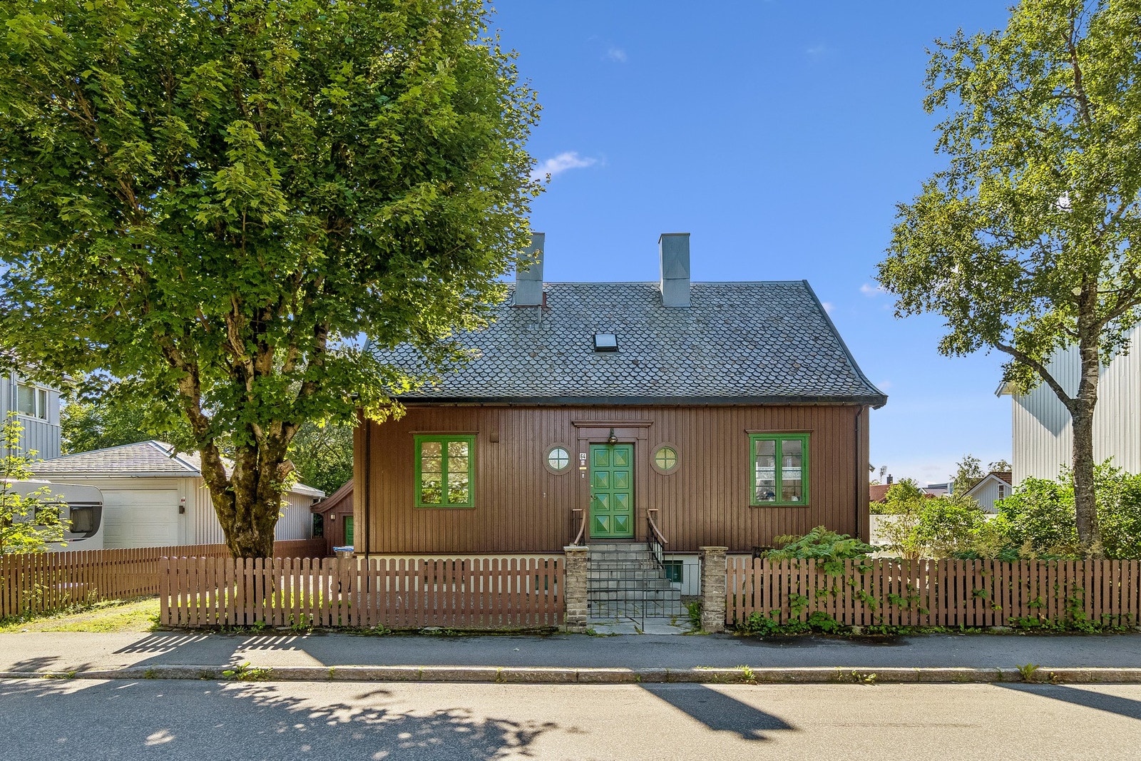 Boligen ligger fint til i utkanten av sentrum - med gangavstand til det aller meste Galleribilde