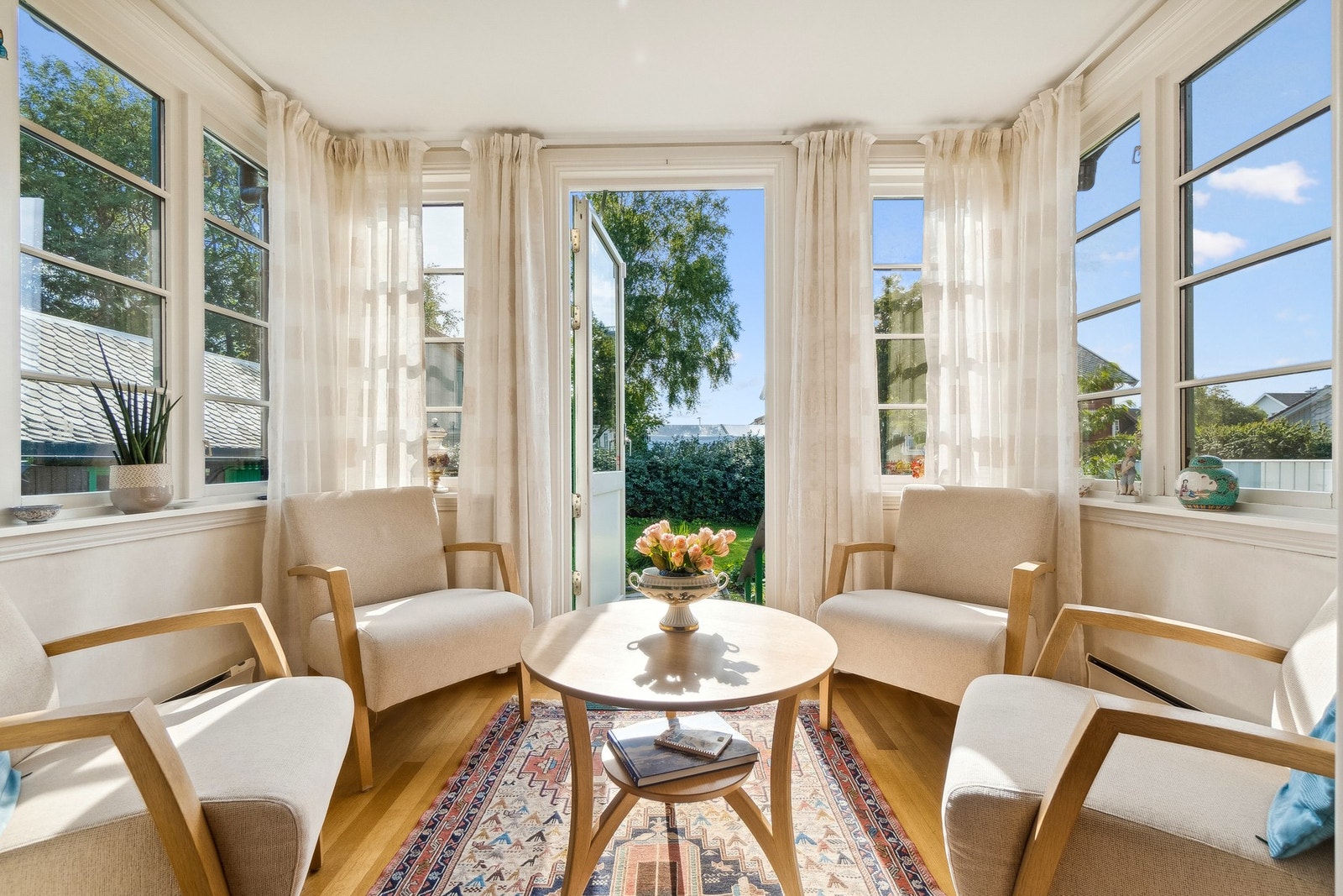 Her kan du kose deg og samtidig ha fri sikt til hagesonen Galleribilde