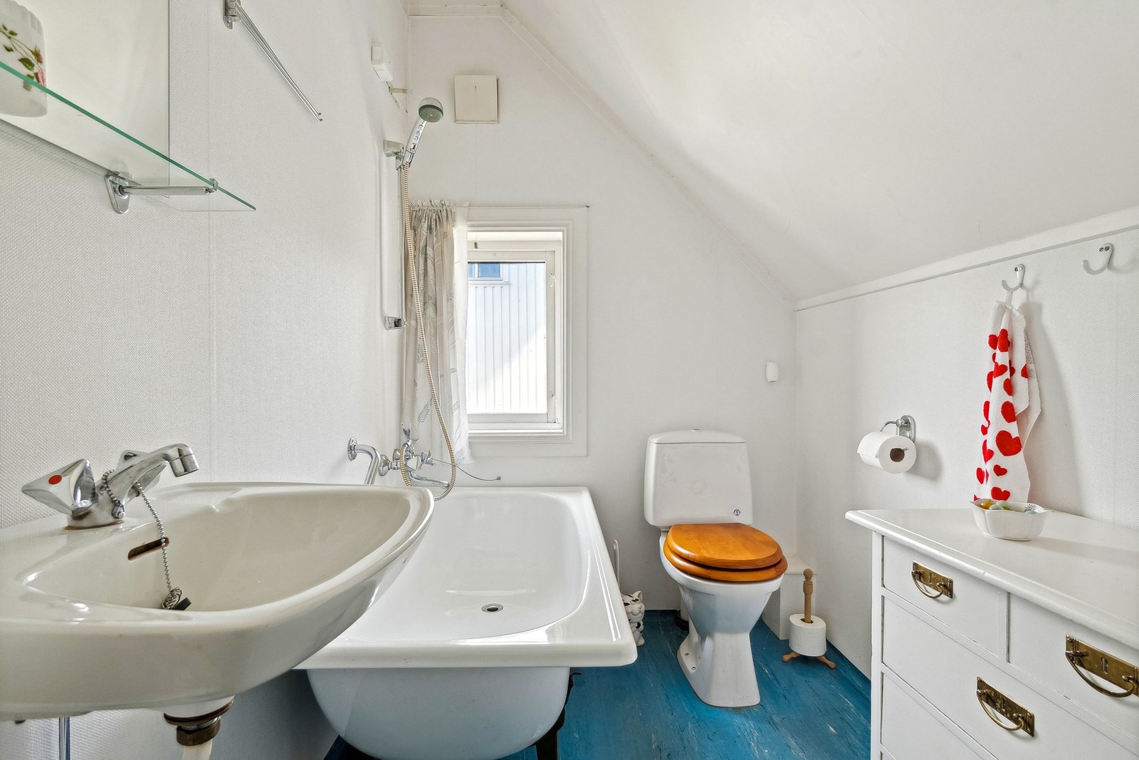 Bad 2. etasje, tilgang fra ett av soverommene Galleribilde