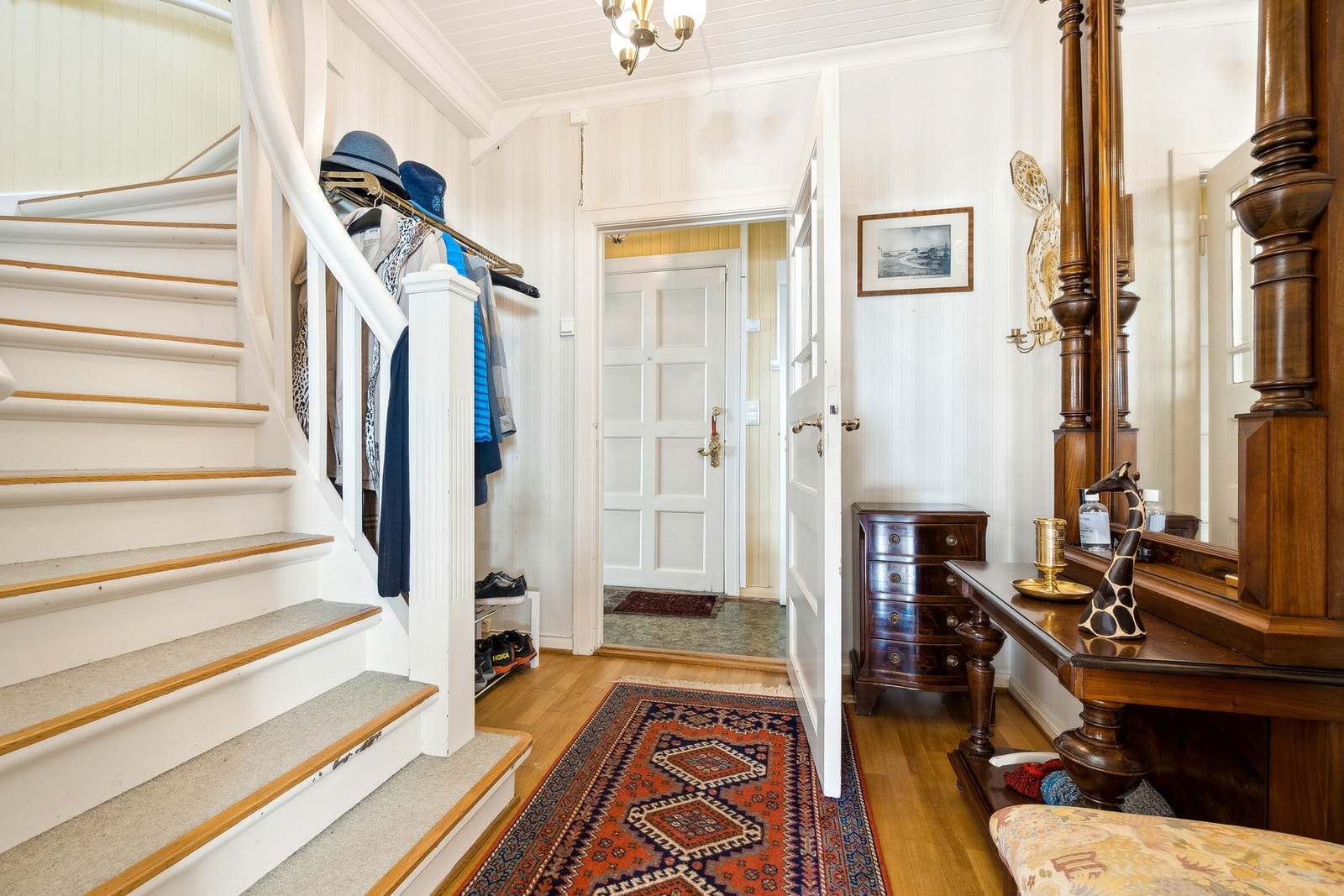 Hall/trapperom 1. etasje Galleribilde