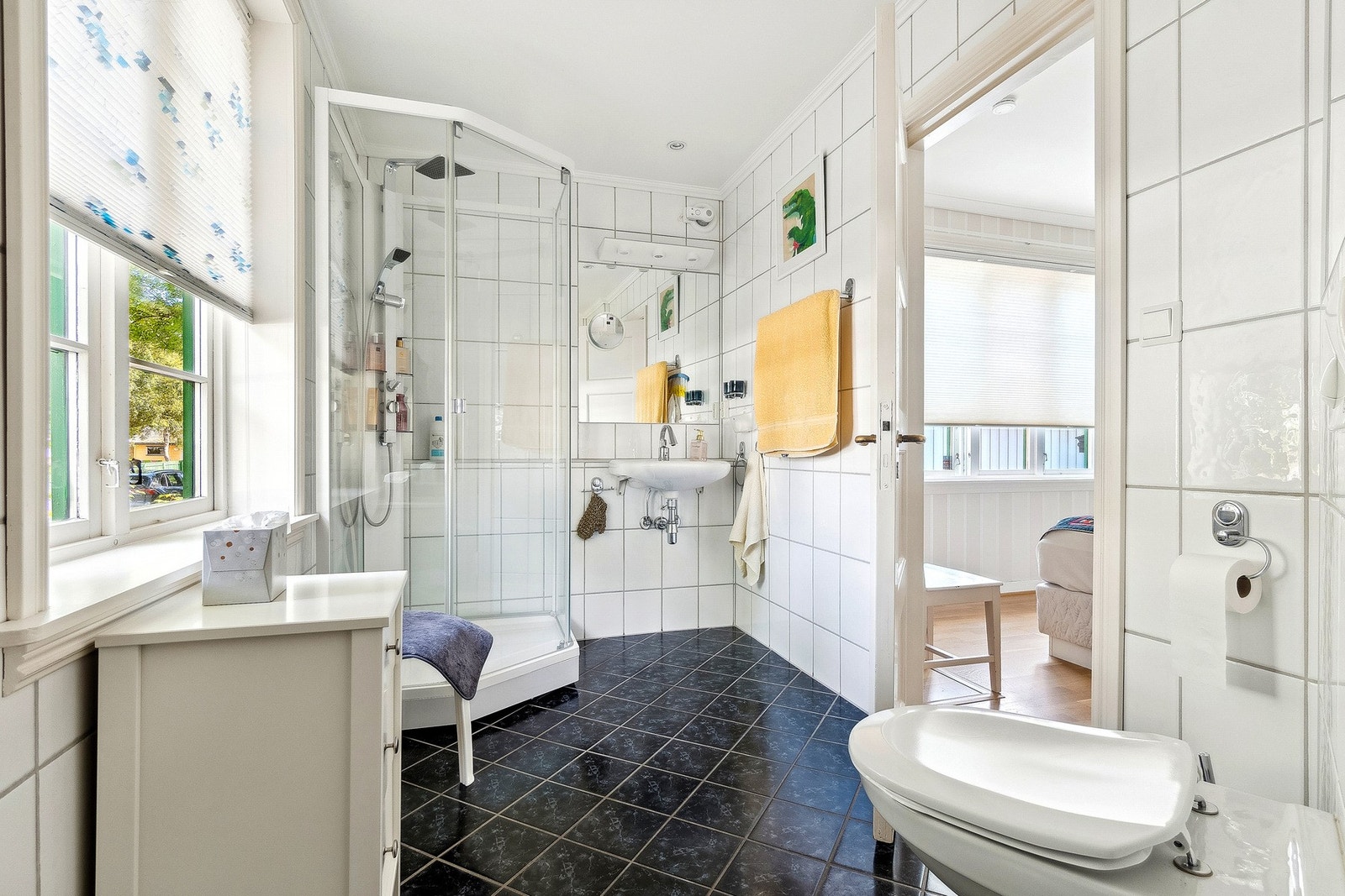 Fra bad er det tilgang til ett av soverommene Galleribilde