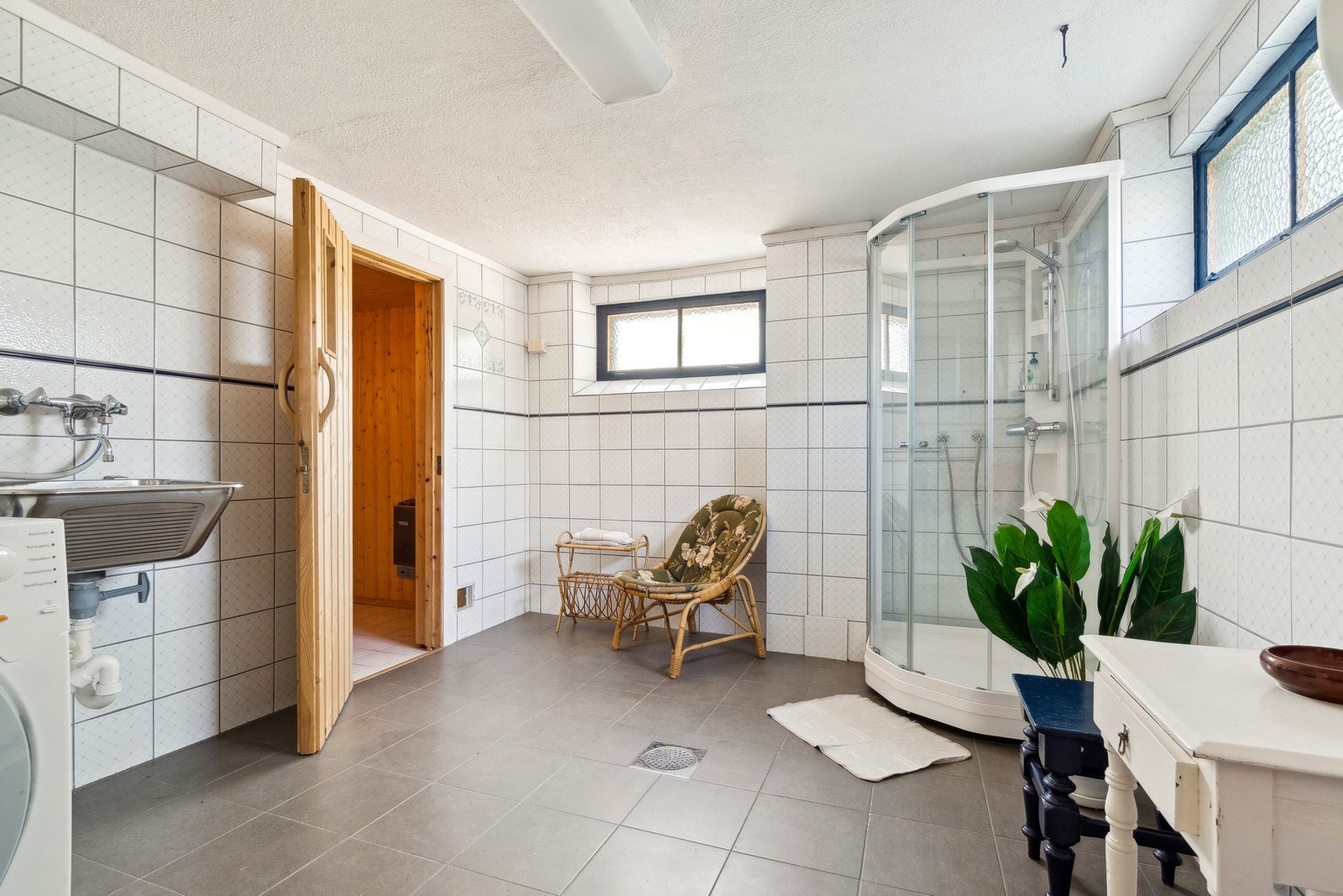 Bad/vaskerom i underetasje, pusset opp av fagfolk i 2004 Galleribilde