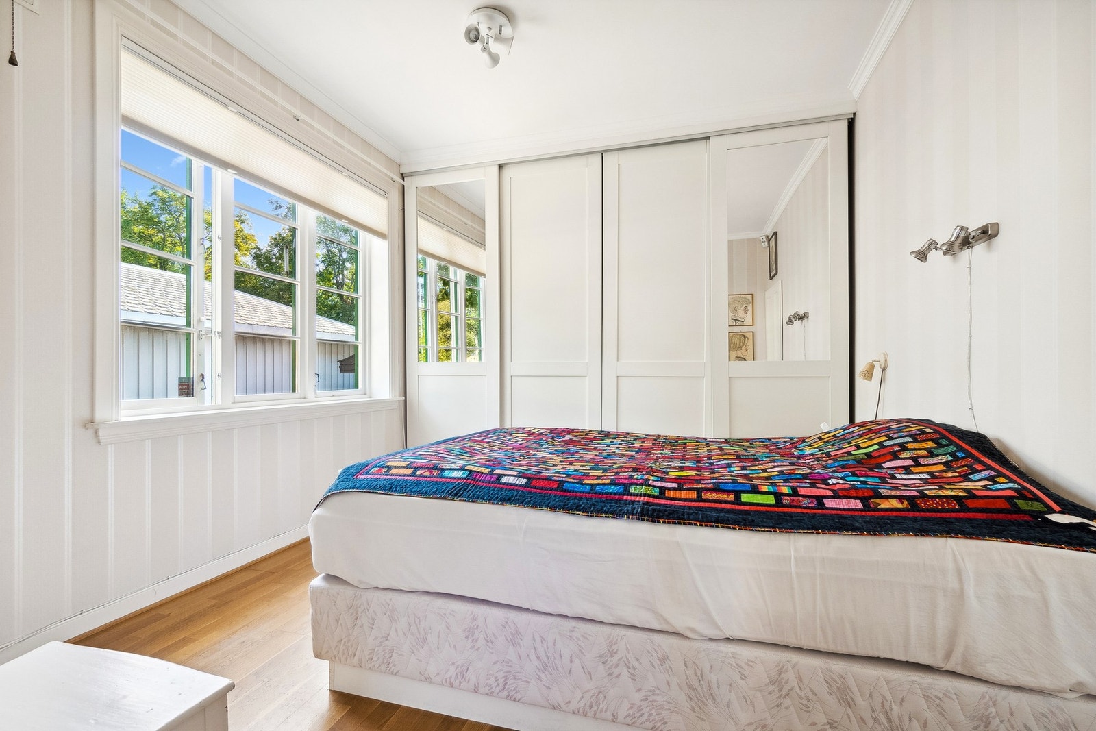 Hovedsoverom ligger på 1. plan, tilgang via bad eller fra (skjult) dør i garderobe Galleribilde