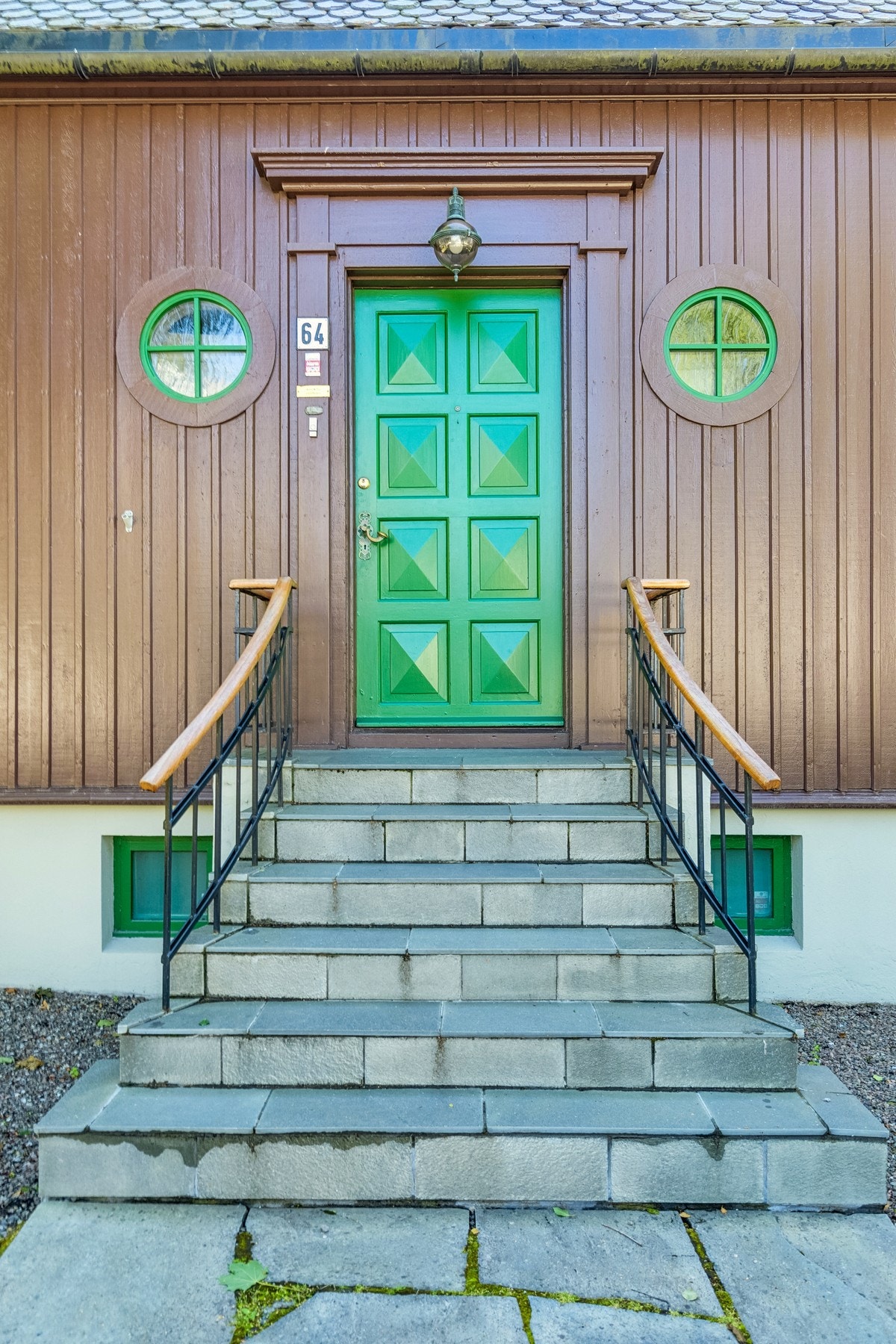 Ikonisk inngangsparti - har du kjørt forbi boligen husker du dette inngangspartiet! Galleribilde